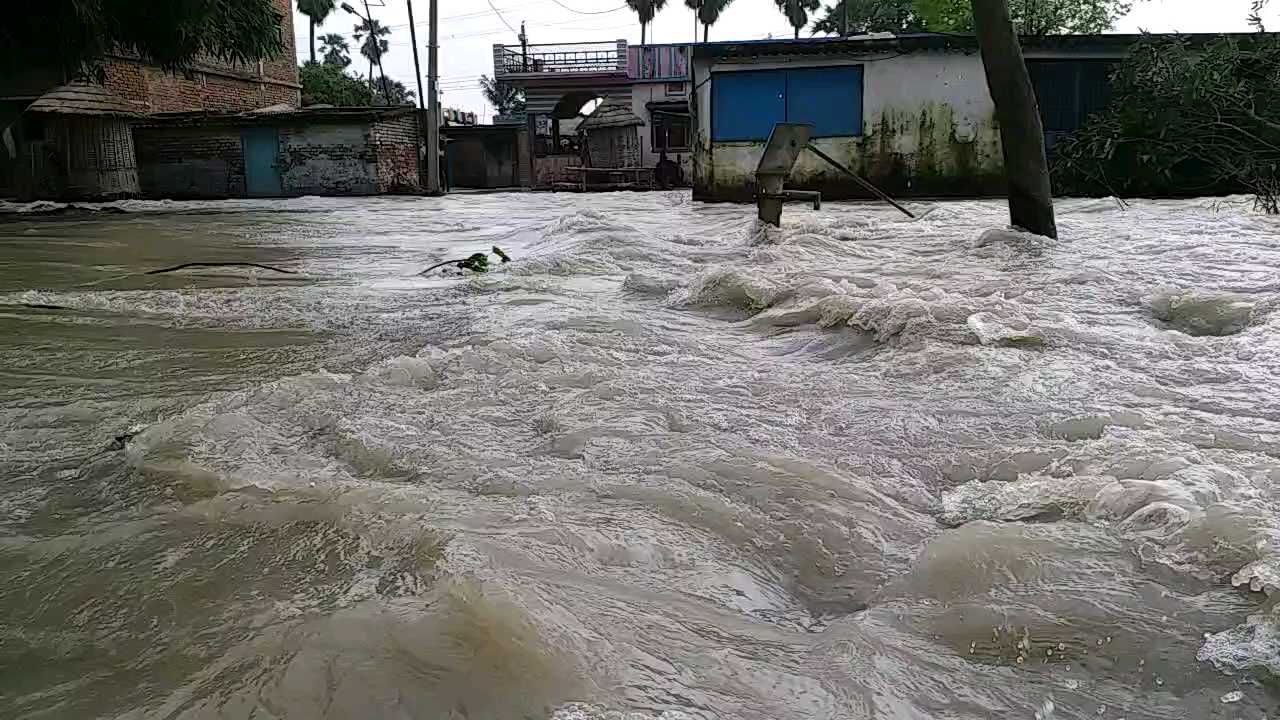 गांवों में देखी जा रही लहरें (तस्वीर गोपालगंज की है)