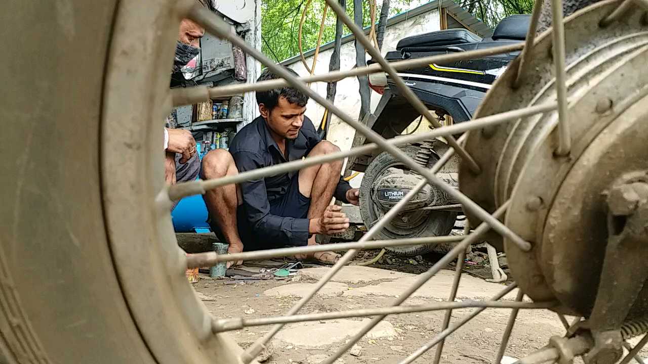 Omprakash Dhangar of Mandla studying in poverty by running a puncture shop