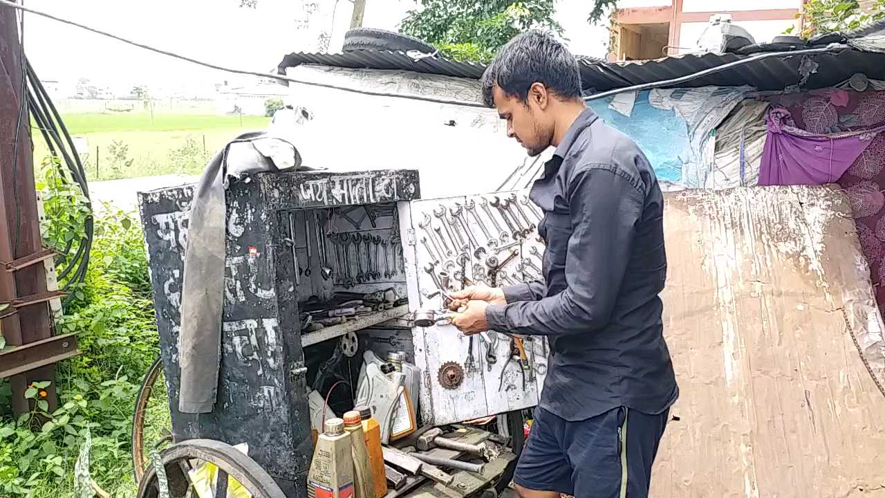 Omprakash Dhangar of Mandla studying in poverty by running a puncture shop