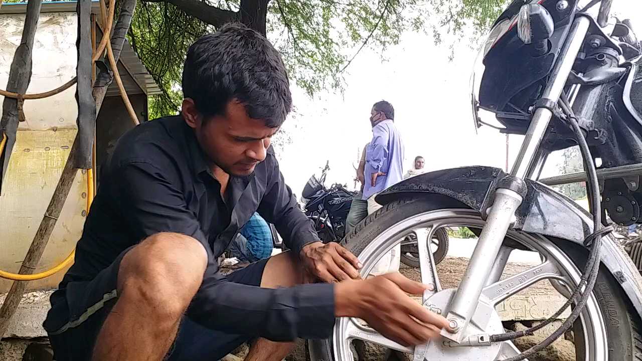 Omprakash Dhangar of Mandla studying in poverty by running a puncture shop