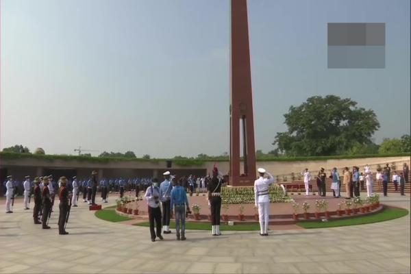 Defence minister pays tributes at National War Memorial