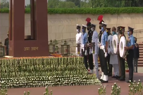 Defence minister pays tributes at National War Memorial