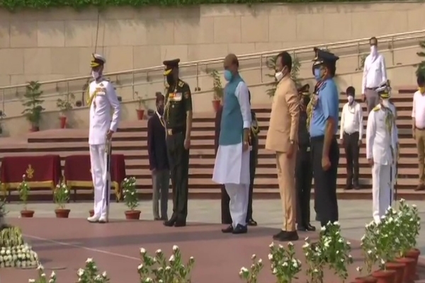 Defence minister pays tributes at National War Memorial