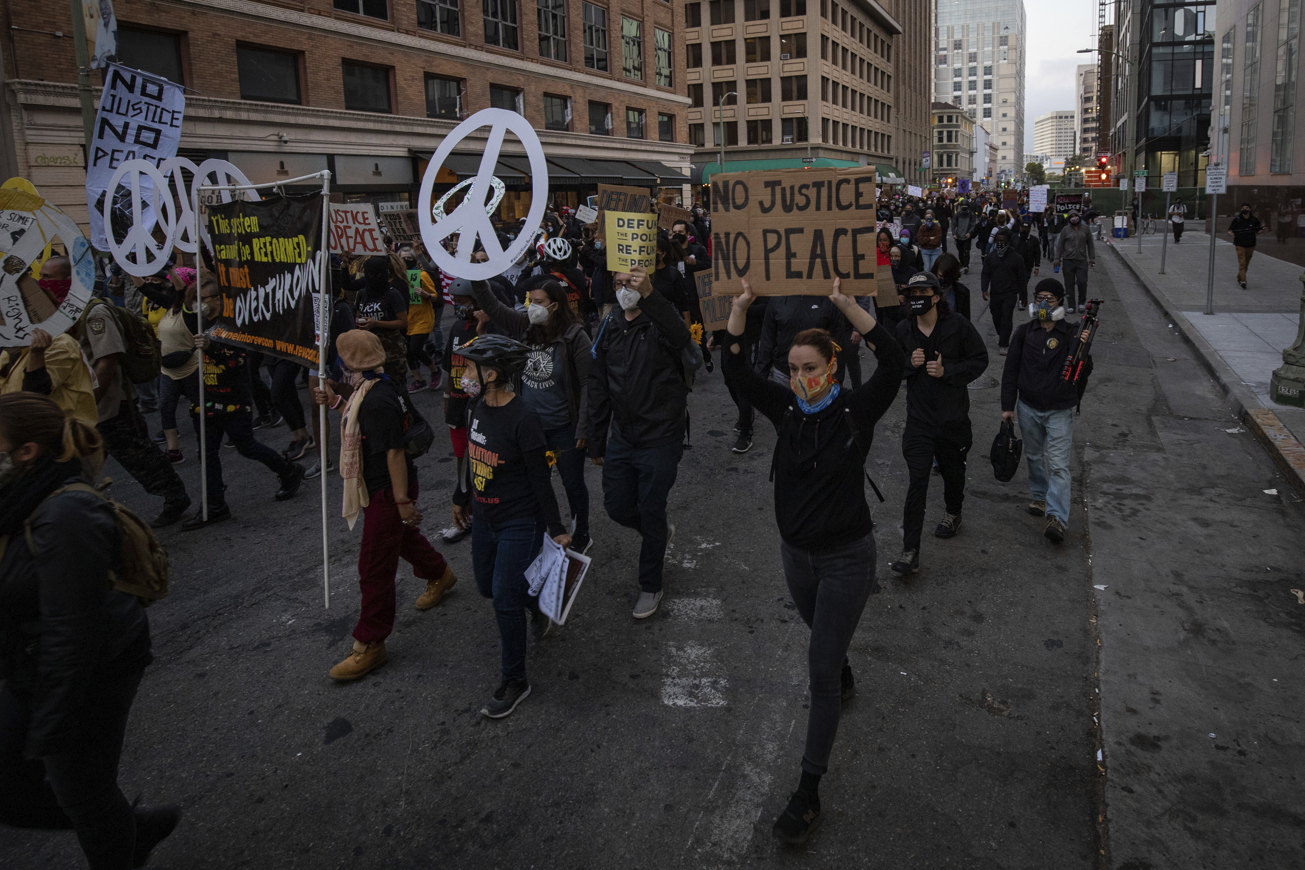 oakland protesters set fire to courthouse, smash windows