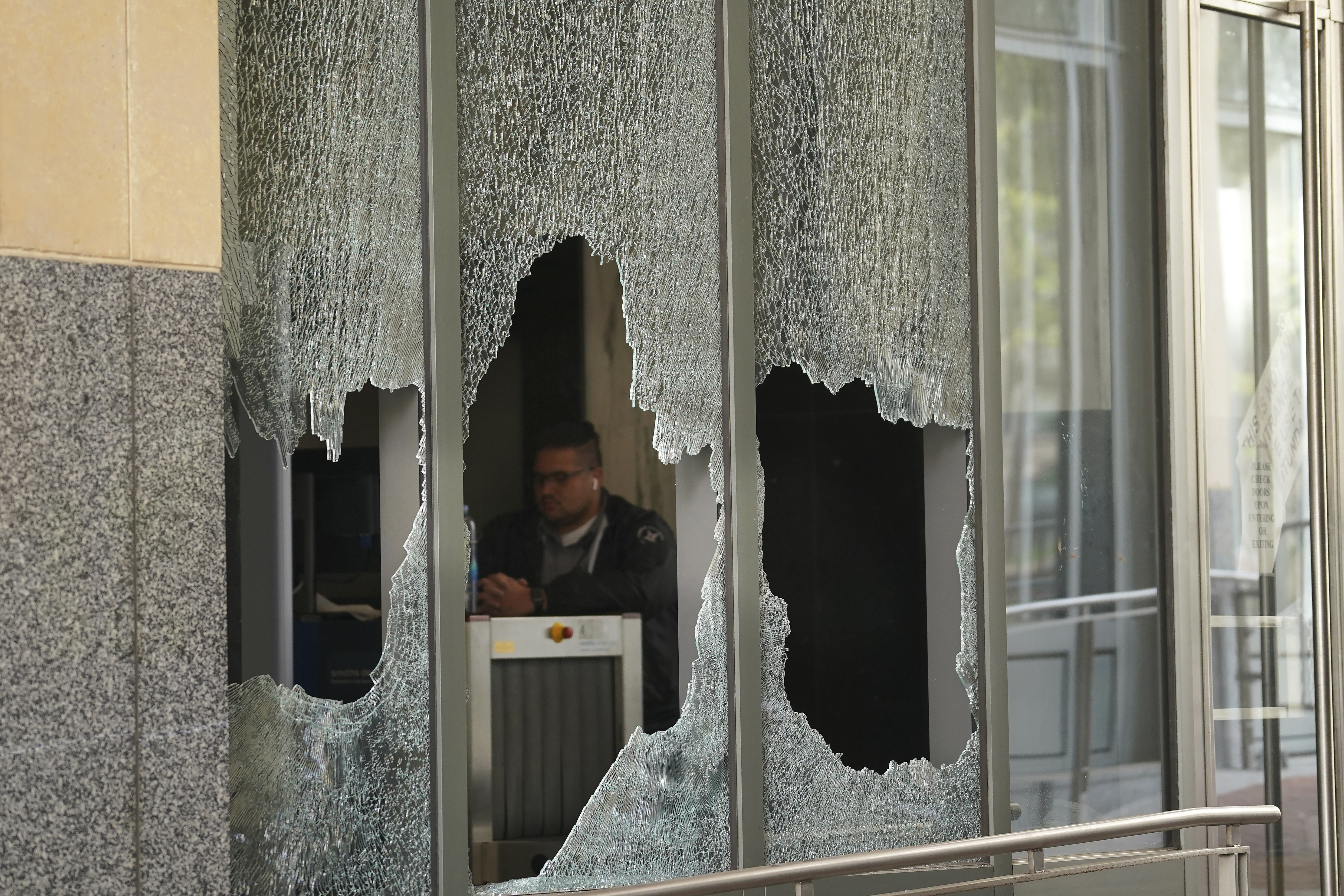 oakland protesters set fire to courthouse, smash windows