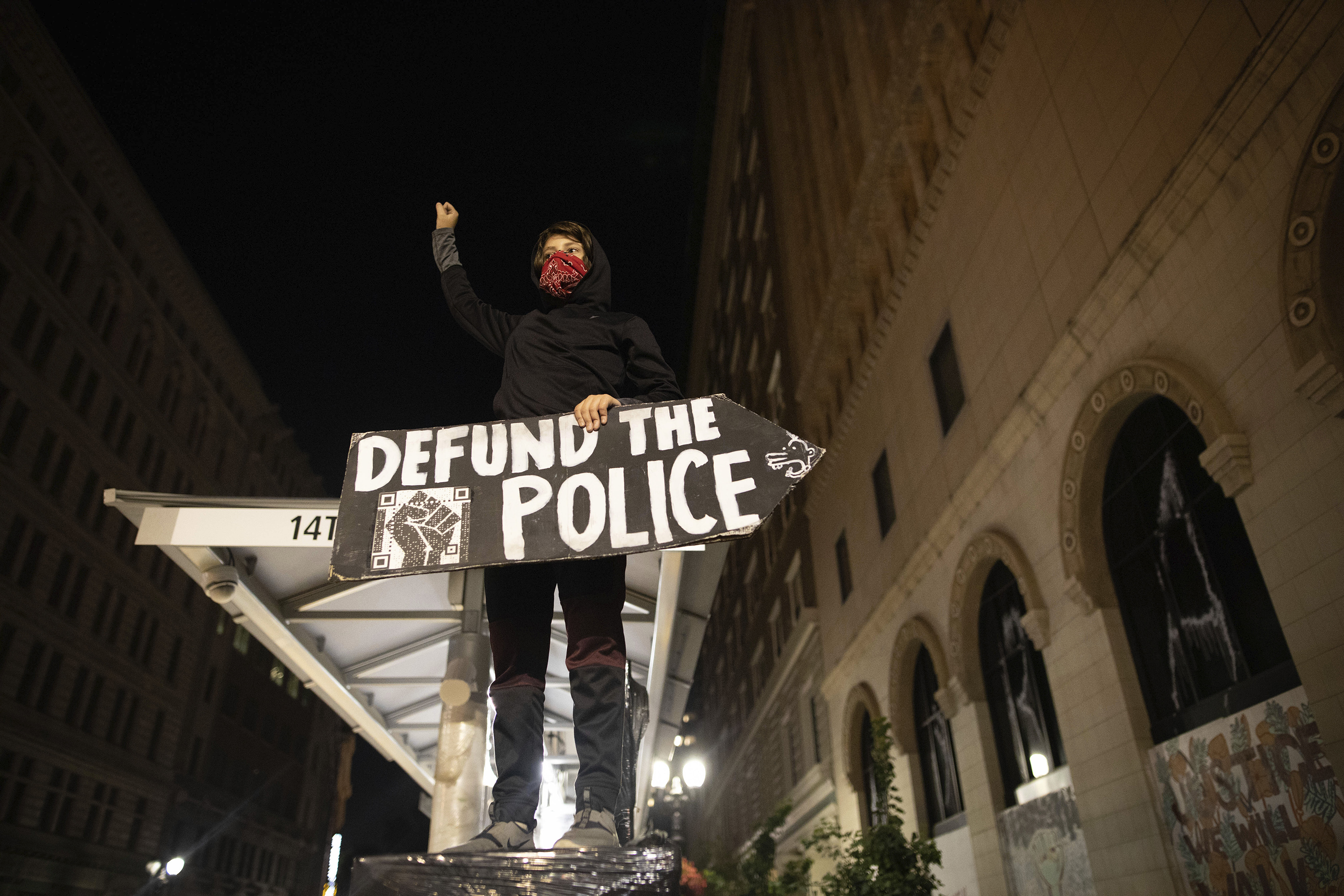 oakland protesters set fire to courthouse, smash windows