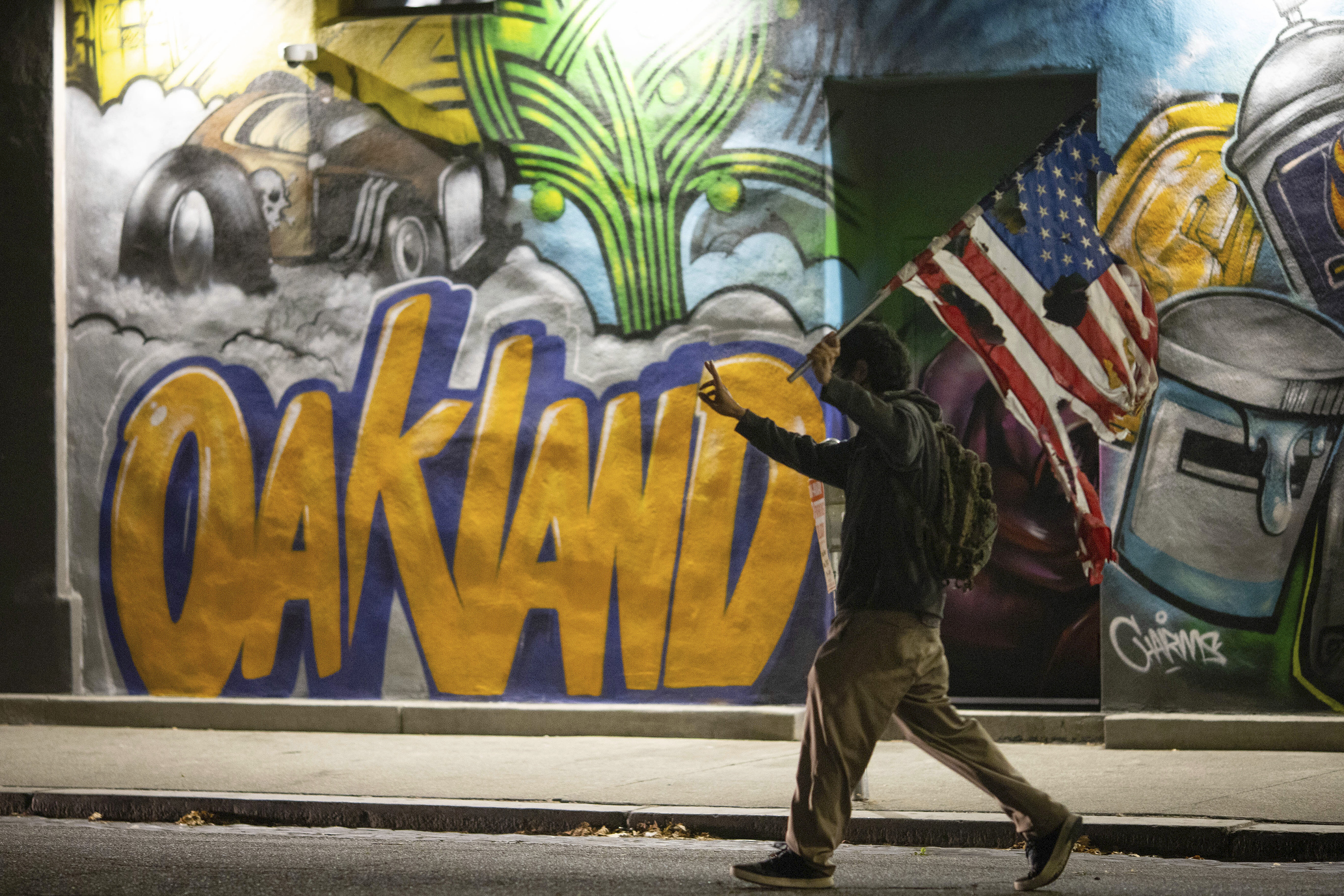 oakland protesters set fire to courthouse, smash windows