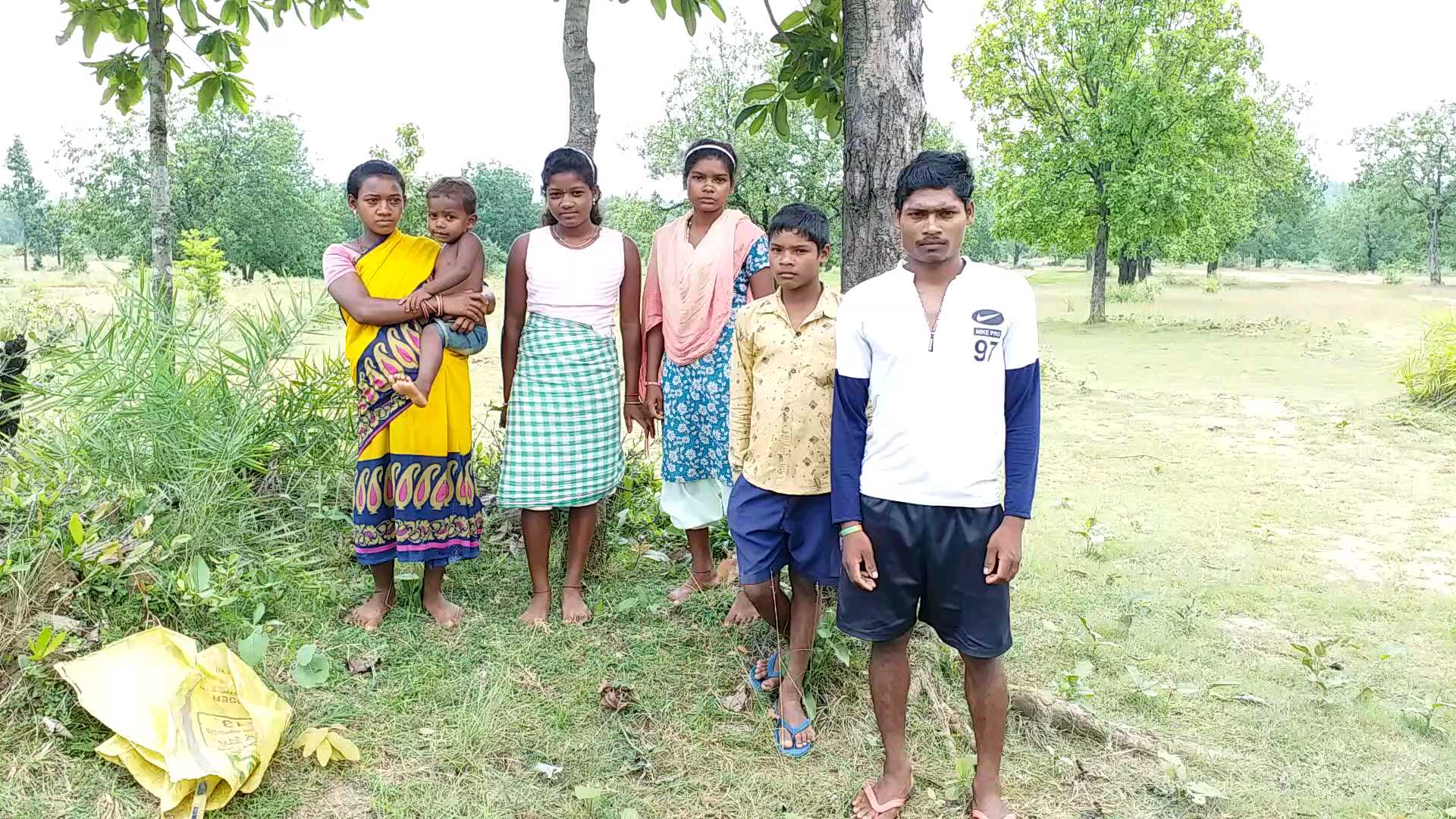 the-helpless-tribal-families-of-kumulibandha-village-are-waiting-for-the-government-scheme