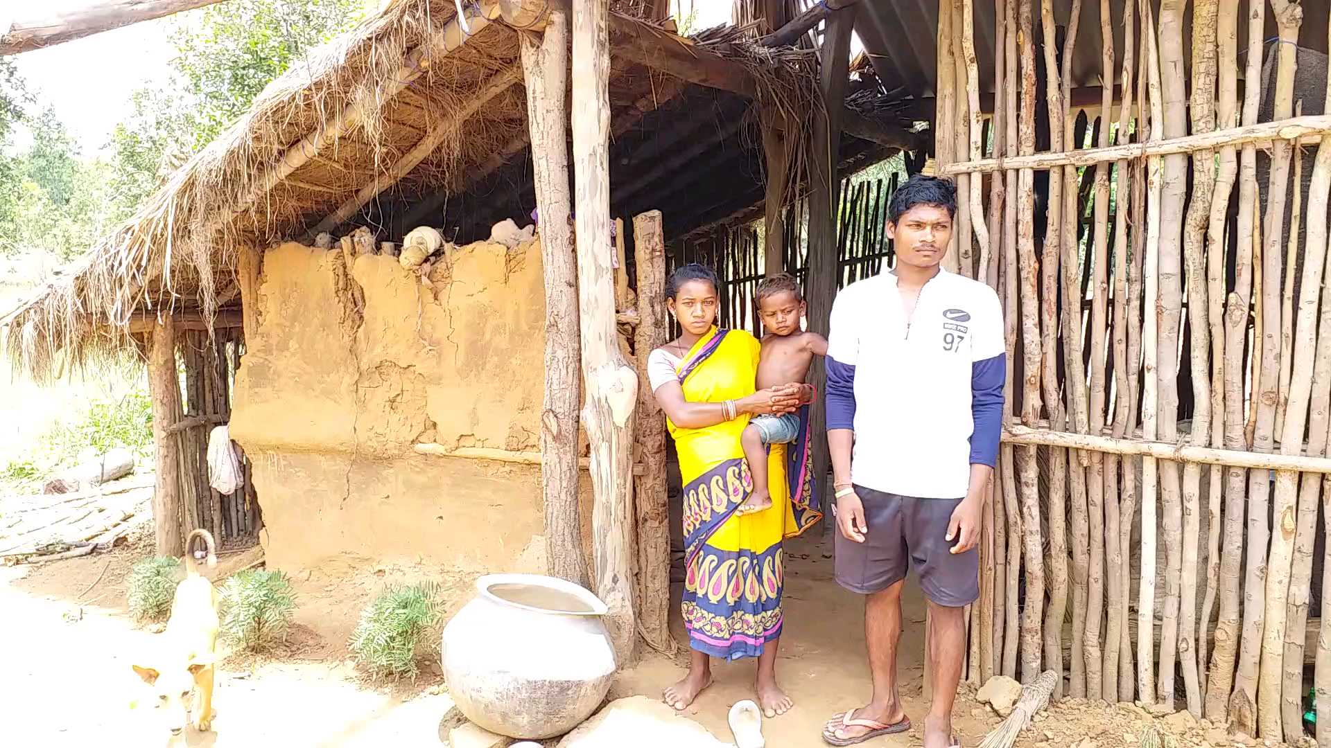 the-helpless-tribal-families-of-kumulibandha-village-are-waiting-for-the-government-scheme