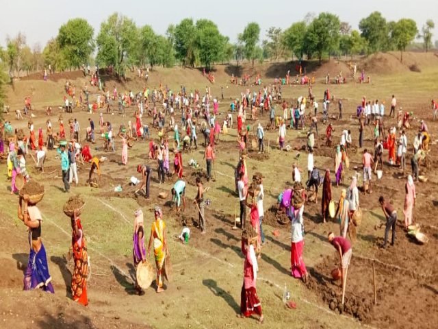 Laborers working under MGNREGA