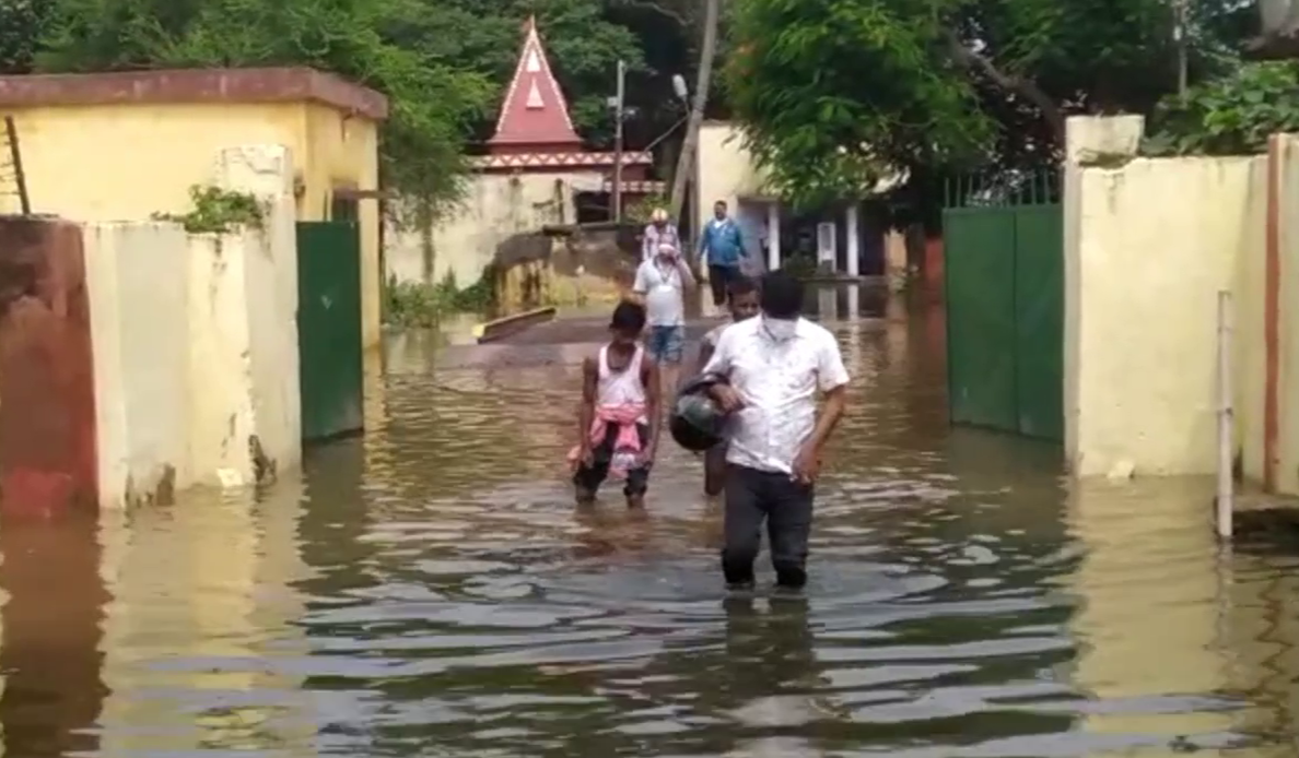 कई इलाकों में घुसा बाढ़ का पानी