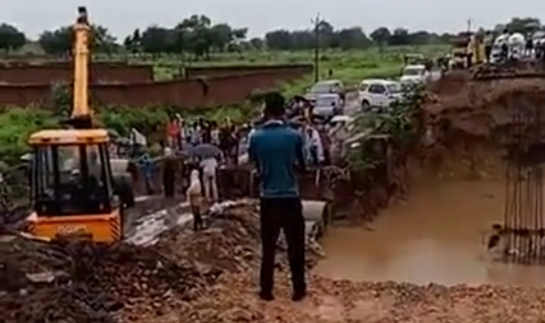 Chhatarpur Panna National Highway closed due to diversion bridge collapse