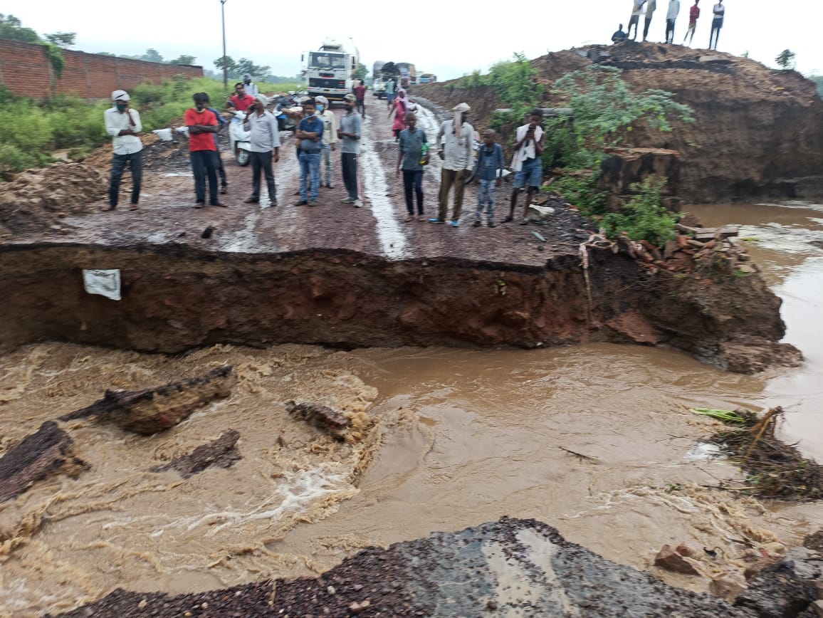 Chhatarpur Panna National Highway closed due to diversion bridge collapse