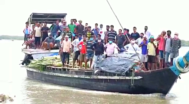 FLOOD HIT PEOPLE OF ASSAM SUPPLIES FOOD TO HUNGRY ELEPHANT AT MAJULI ETV BHARAT NEWS