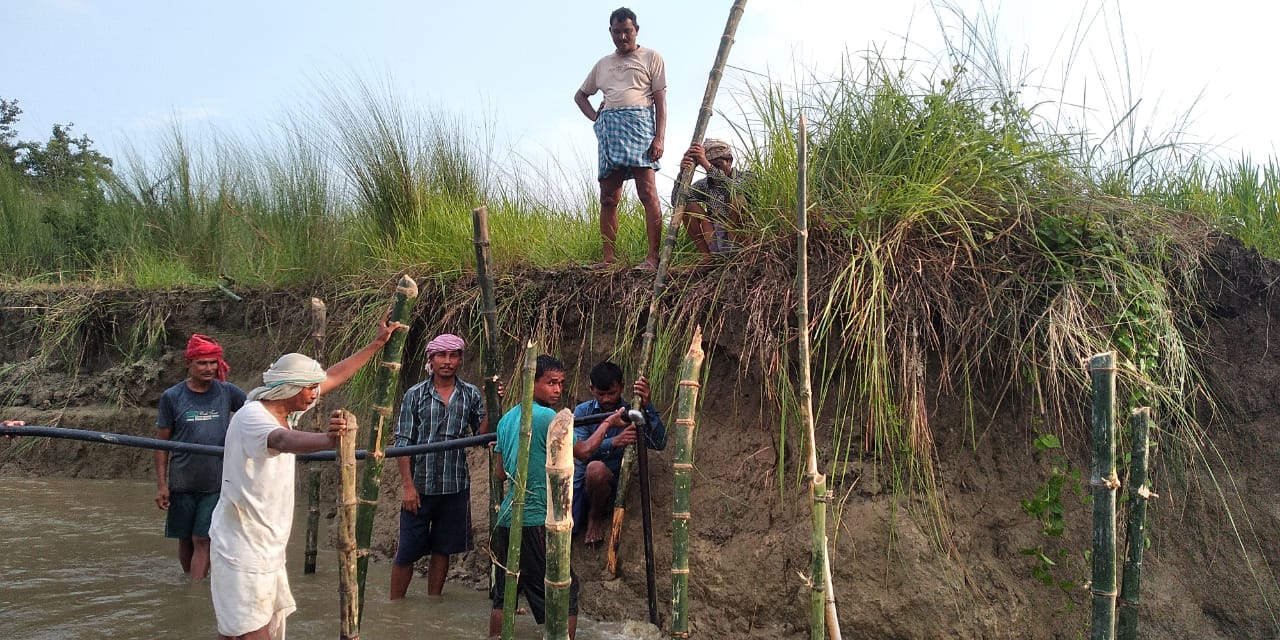 तटबंध मरम्मती करते ग्रामीण