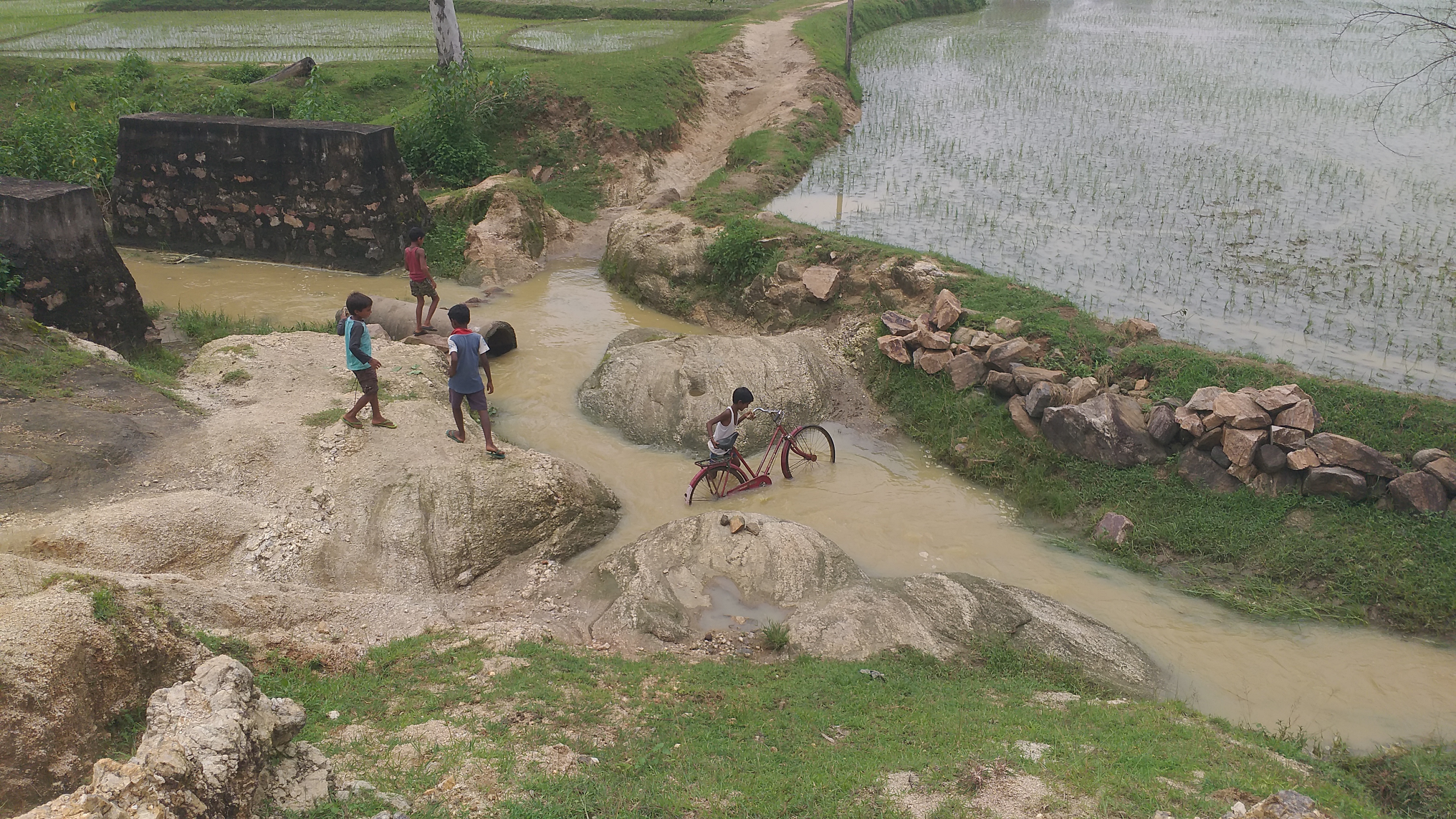 क्षतिग्रस्त हुए कई मार्ग