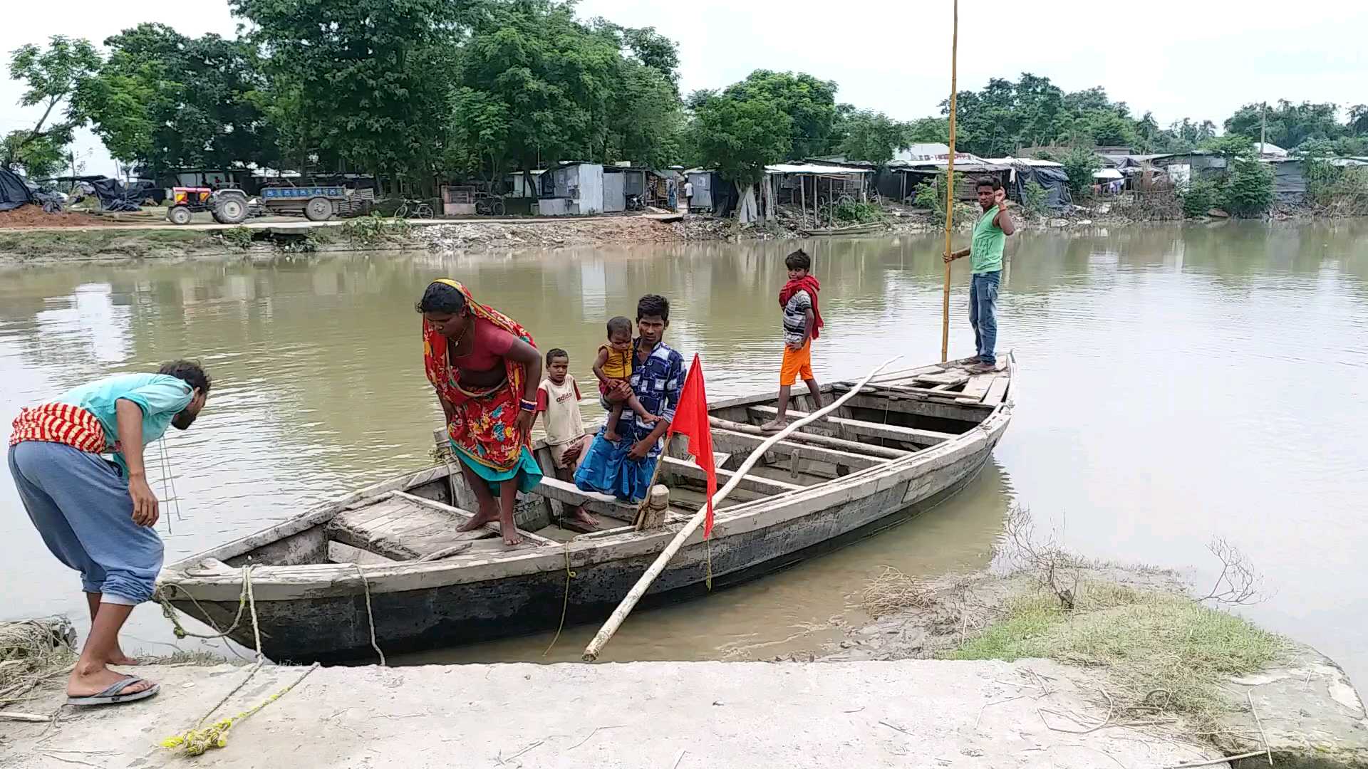 ऊंचे स्थानों की ओर विस्थापित होता परिवार