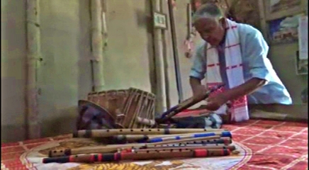 লোকগীতত ব্যৱহাৰ হোৱা প্ৰায়বোৰ বাদ্যযন্ত্ৰ নিয়াৰিকৈ বজাব জানে শিল্পীগৰাকীয়ে