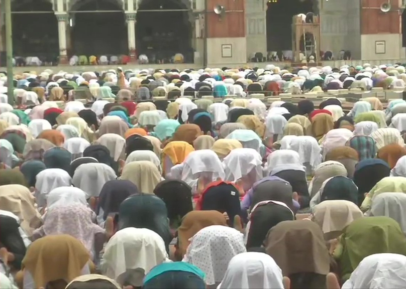 Devotees arrive at Masjids to offer prayers on bakrid