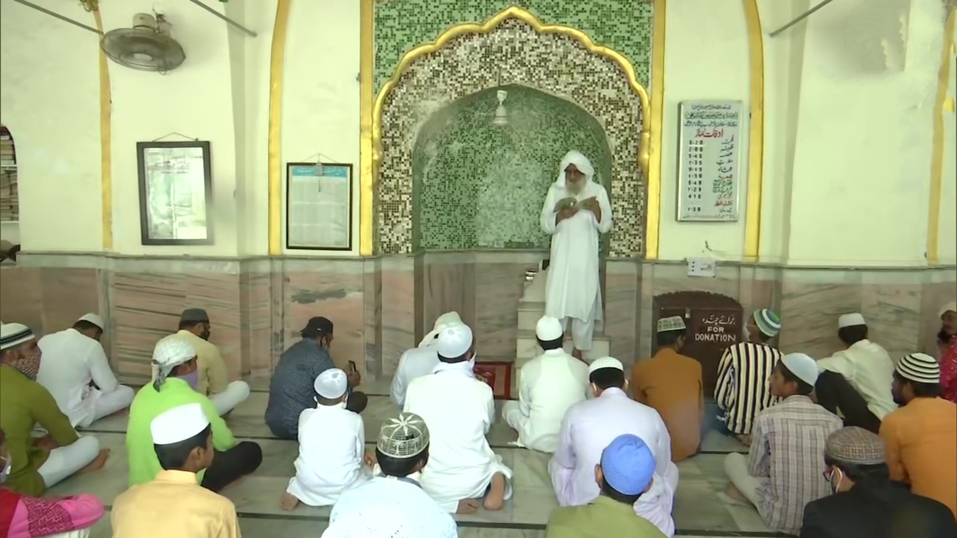 Devotees arrive at Masjids to offer prayers on bakrid