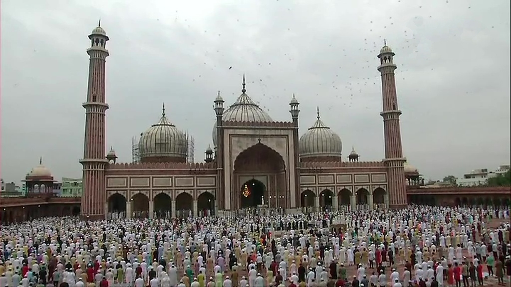 Devotees arrive at Masjids to offer prayers on bakrid