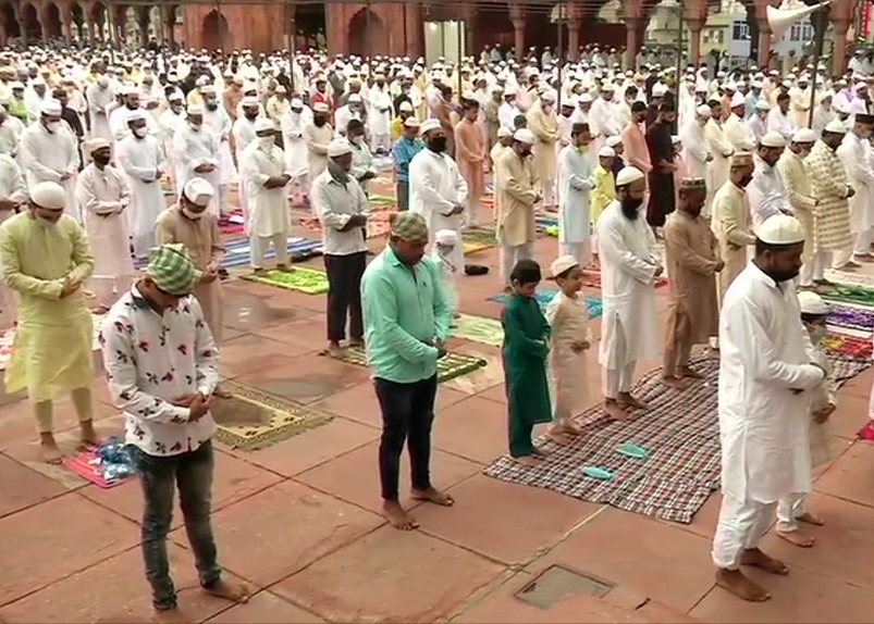 Devotees arrive at Masjids to offer prayers on bakrid