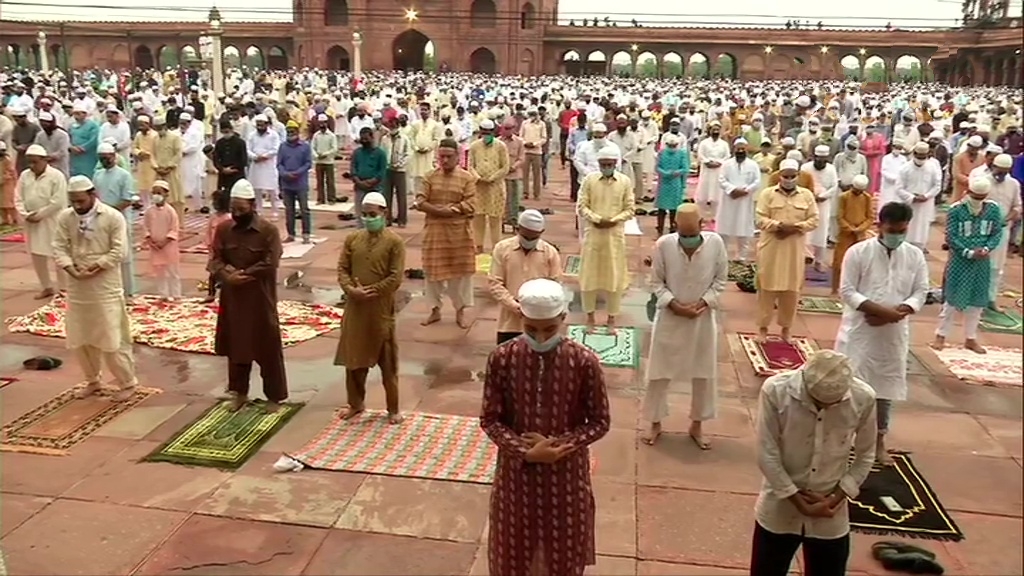 Devotees arrive at Masjids to offer prayers on bakrid