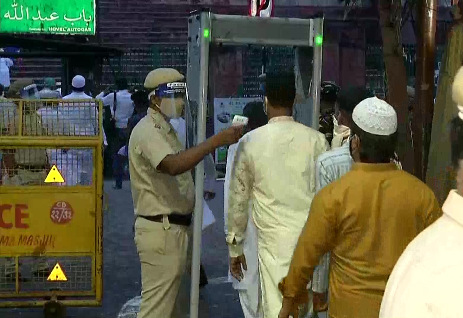 Devotees arrive at Masjids to offer prayers on bakrid