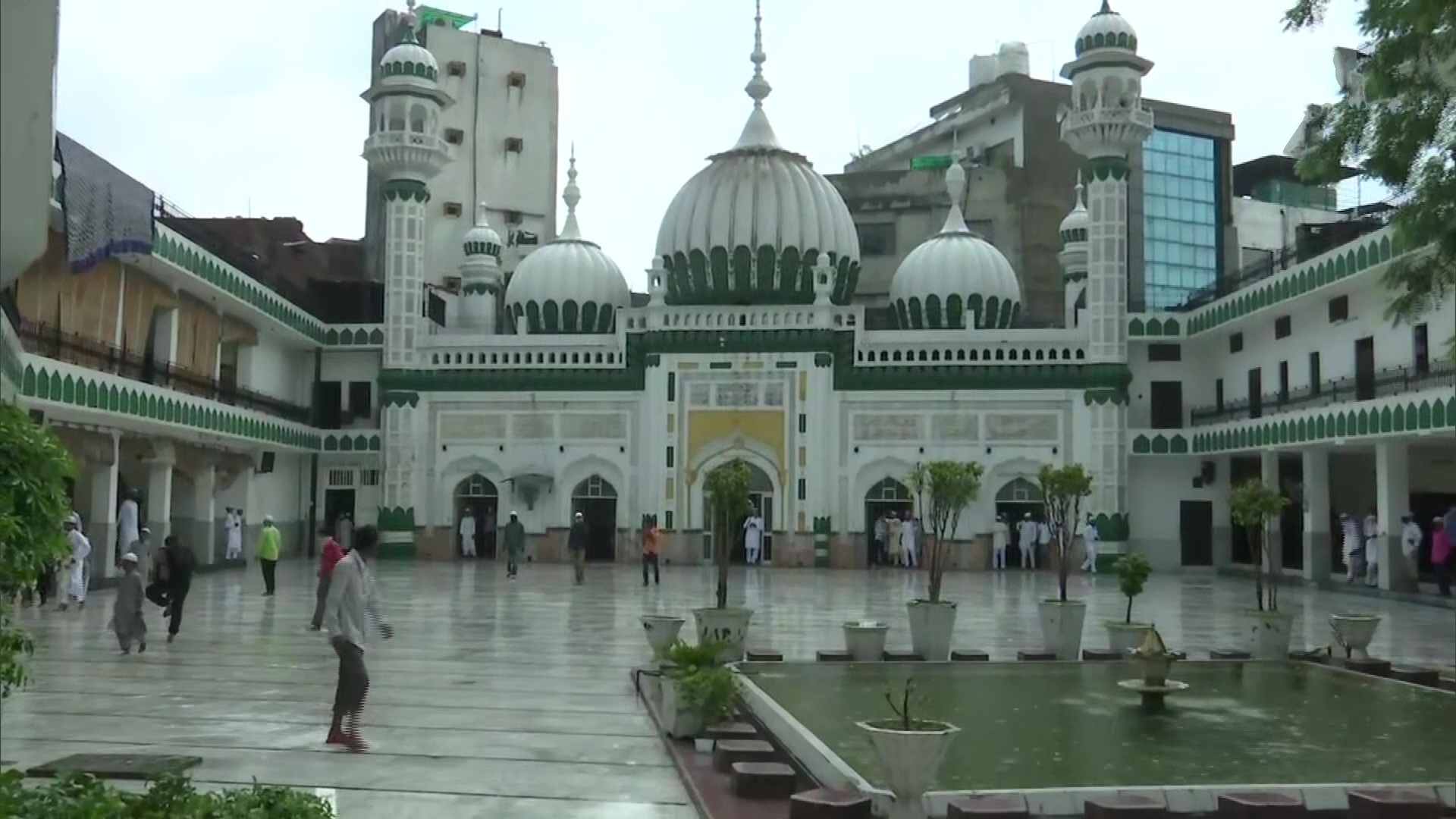 Devotees arrive at Masjids to offer prayers on bakrid