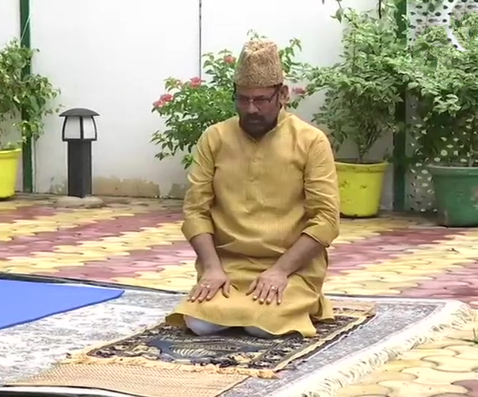 Devotees arrive at Masjids to offer prayers on bakrid