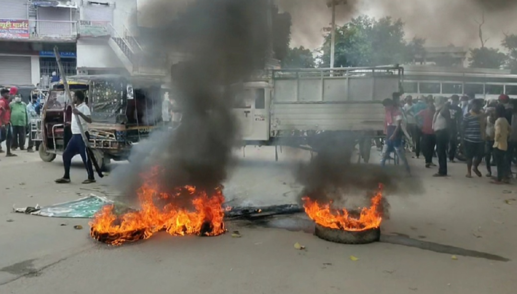 सड़क जाम कर प्रदर्शन करते लोग