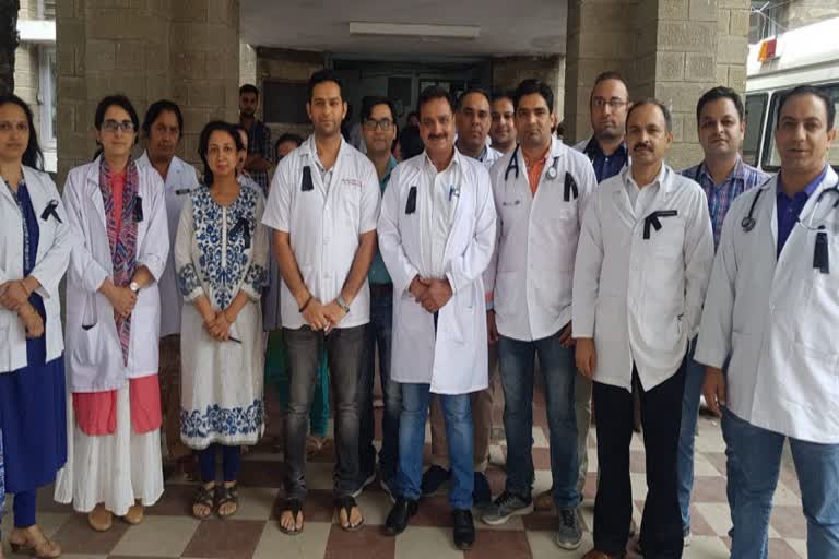 Doctor's protest by putting black badges