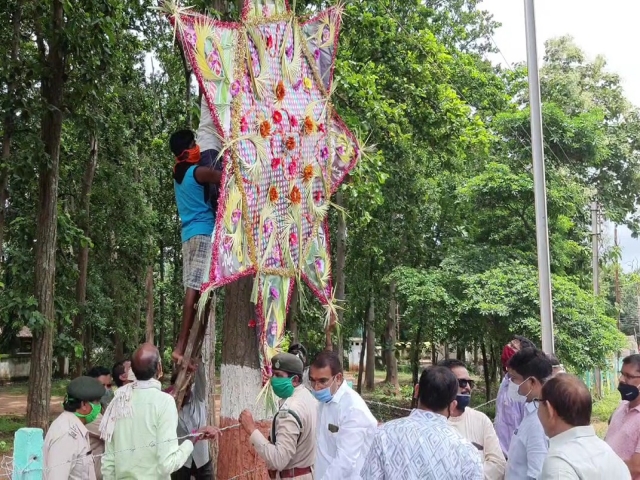 Kondagaon Forest Division tied rakhi on tree