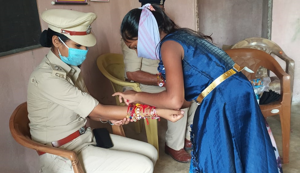 Policemen distributed masks to children