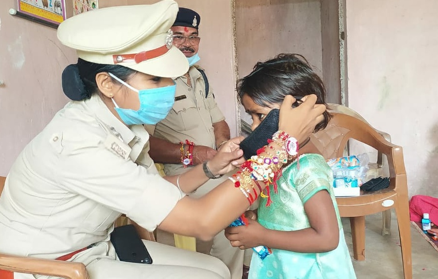 Policemen distributed masks to children