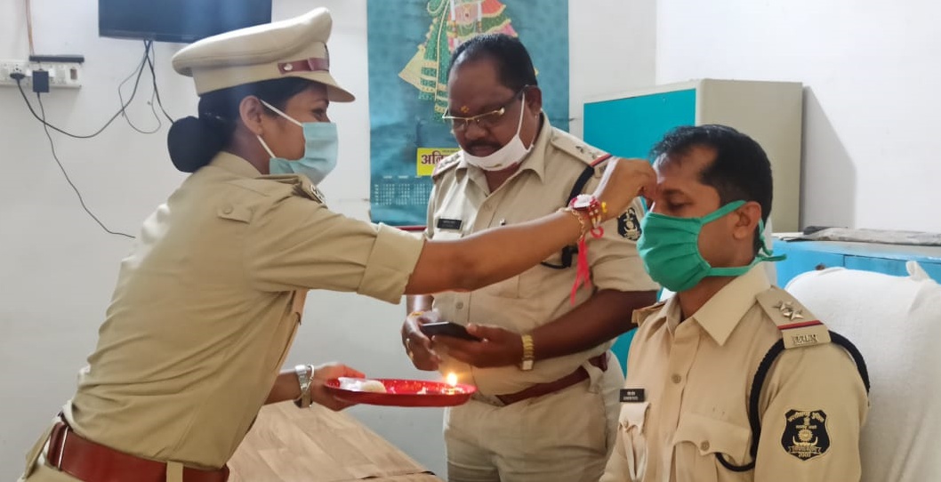 ratanpur-police-pledged-to-protect-people-on-occasion-of-rakshabandhan