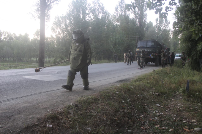 army-diffuses-ied-on-srinagar-baramulla-national-highway