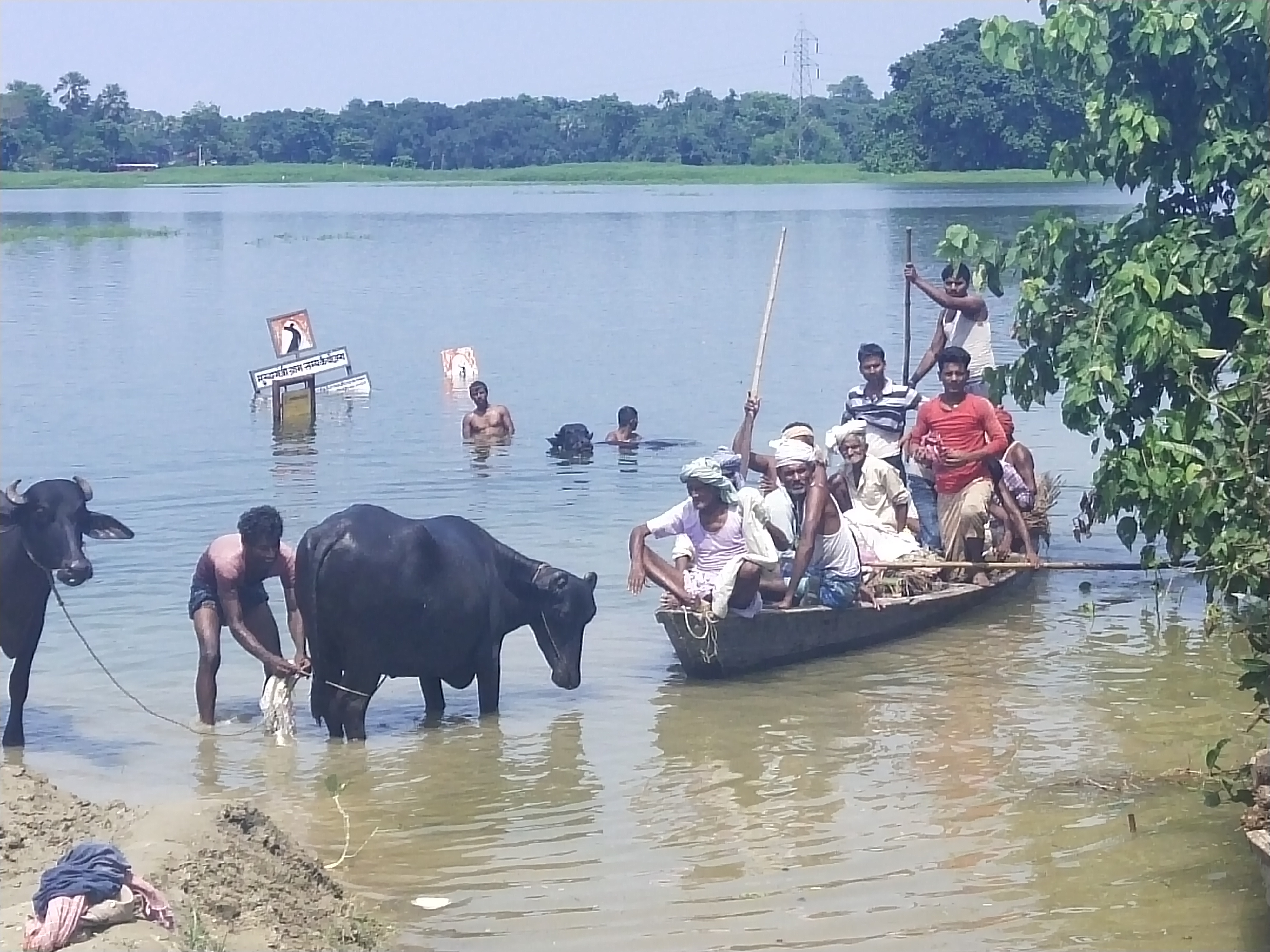 सुरक्षित स्थान की ओर जाते ग्रामीण