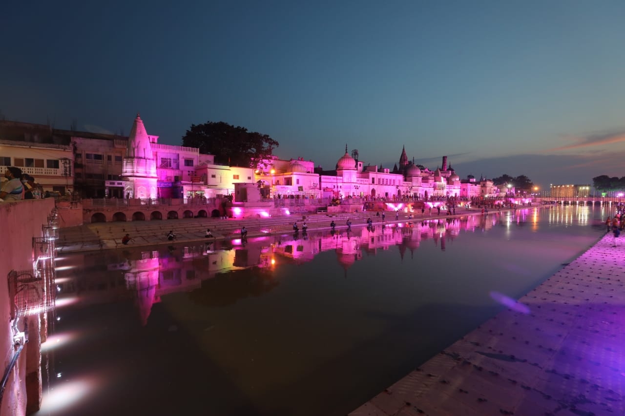 Every street in Ayodhya was seen illuminated with earthen lamps