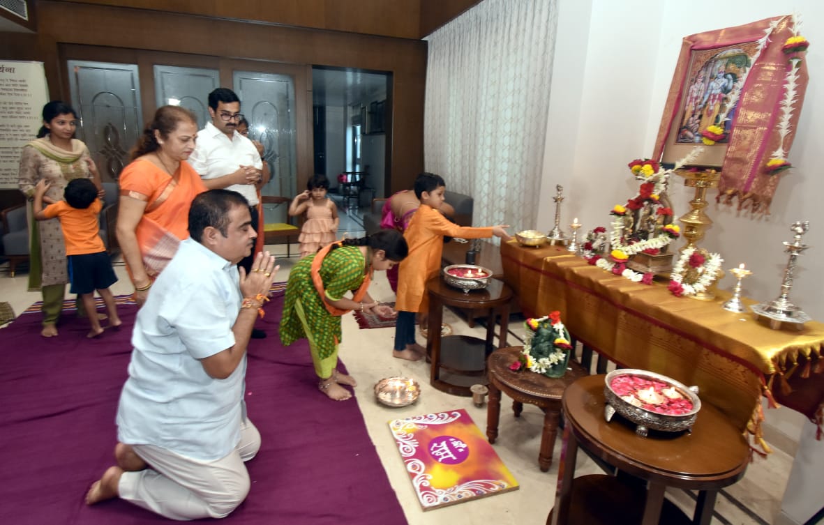 Nitin Gadkari recites Ram Raksha at his residence