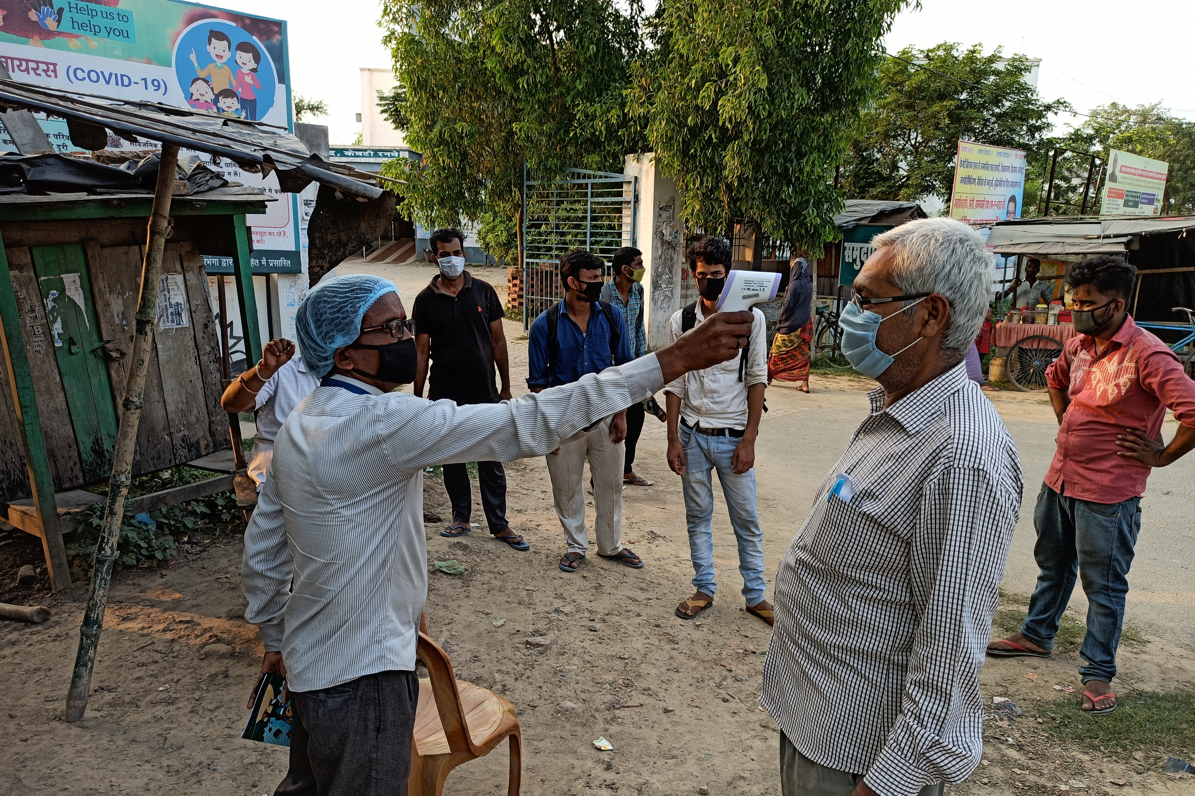 कोरोना की जांच करते स्वास्थकर्मी