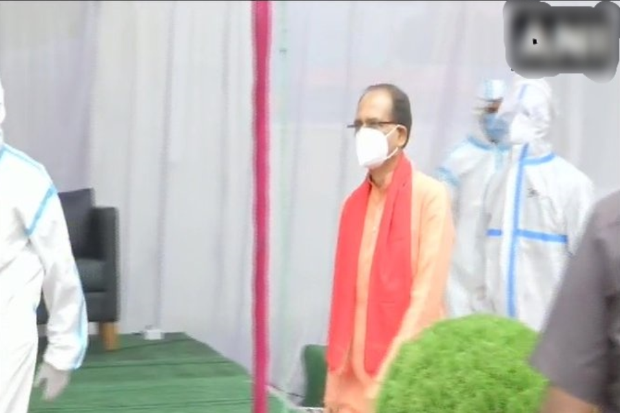 Madhya Pradesh CM Shivraj Singh Chouhan discharged from Bhopal's Chirayu Hospital after recovering from #COVID19.