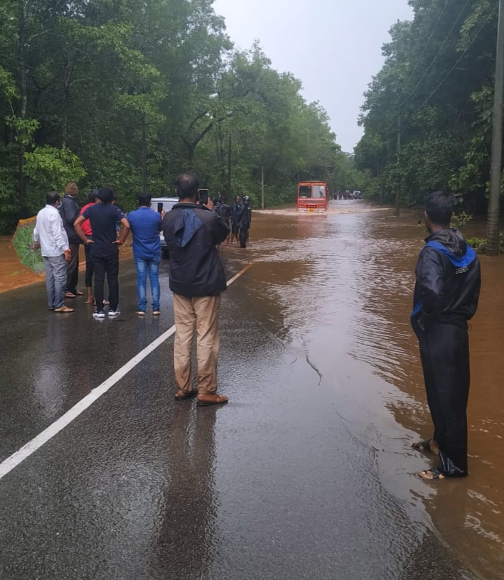 ರಸ್ತೆ ಸಂಚಾರ ಅಸ್ತವ್ಯಸ್ತ