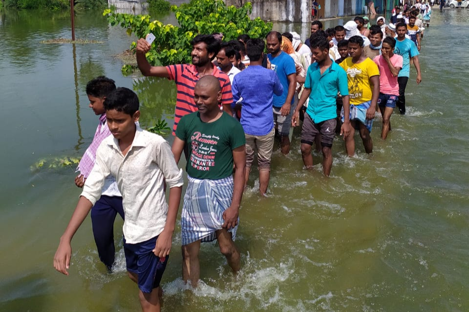 पानी में बरातियों के साथ ग्रामीण