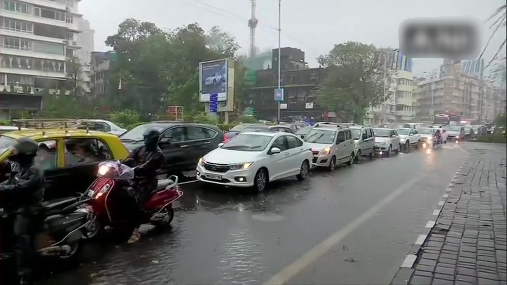 Heavy rain in Mumbai region; rail, road transport affected