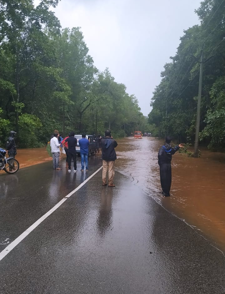 ರಾಷ್ಟ್ರೀಯ ಹೆದ್ದಾರಿ ಮೇಲೆ ನೀರು