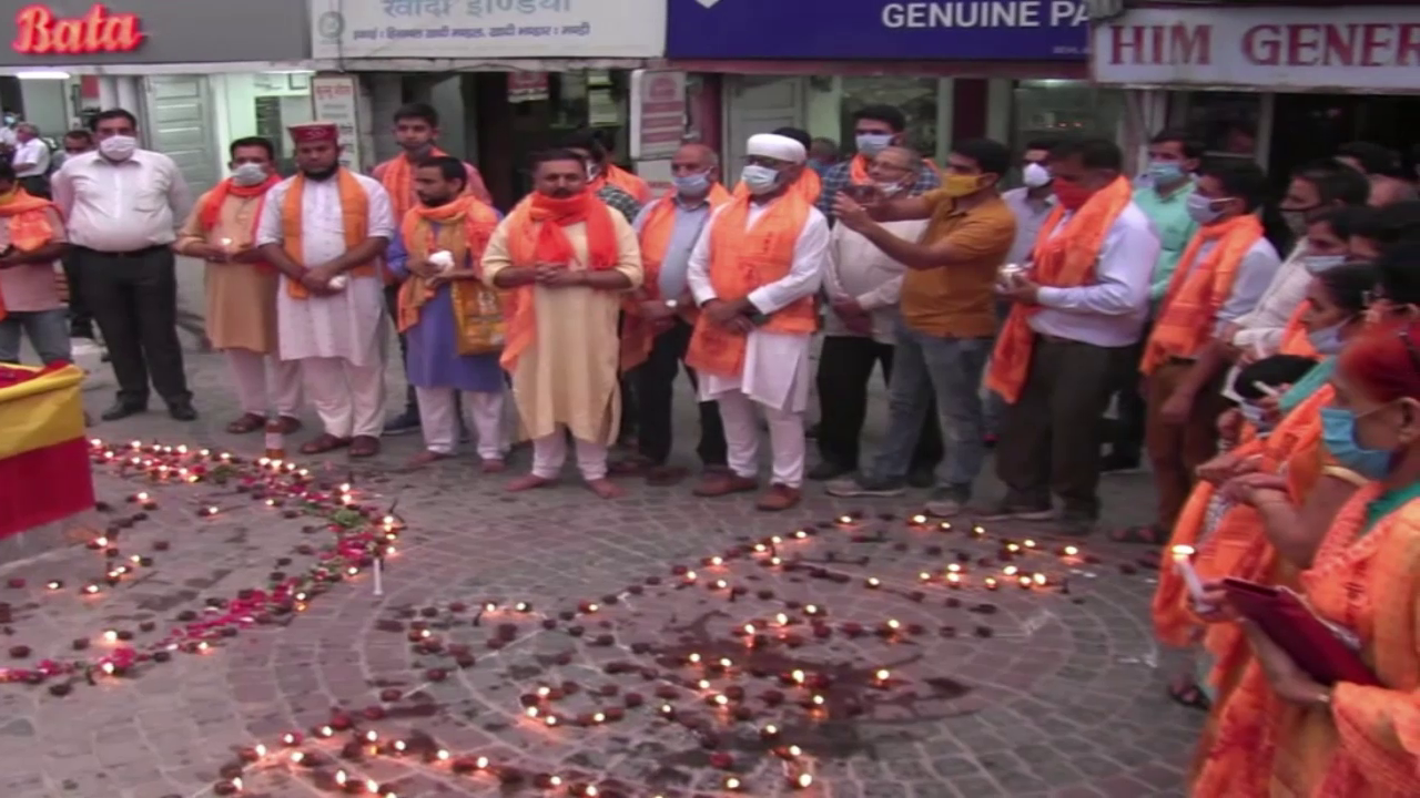 People of Mandi light lamps