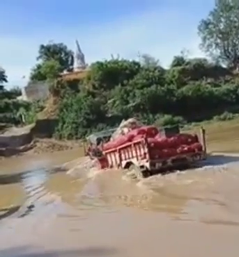 villagers-risking-their-lives-crossing-river-due-to-lack-of-bridge-in-shivpuri