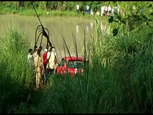 car-crashes-into-canal-in-ghaziabad