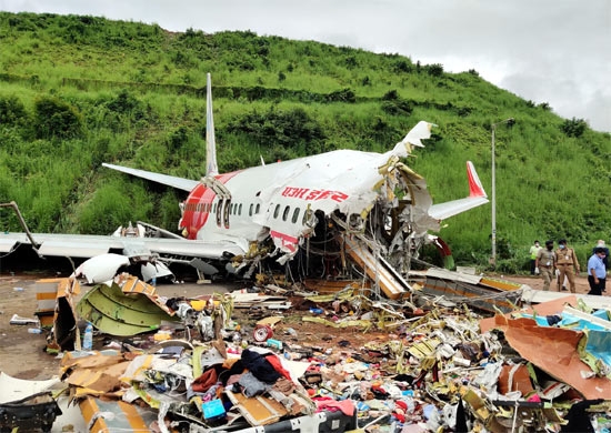 CM Vijayan lauds locals who rushed to help in rescue efforts after crash